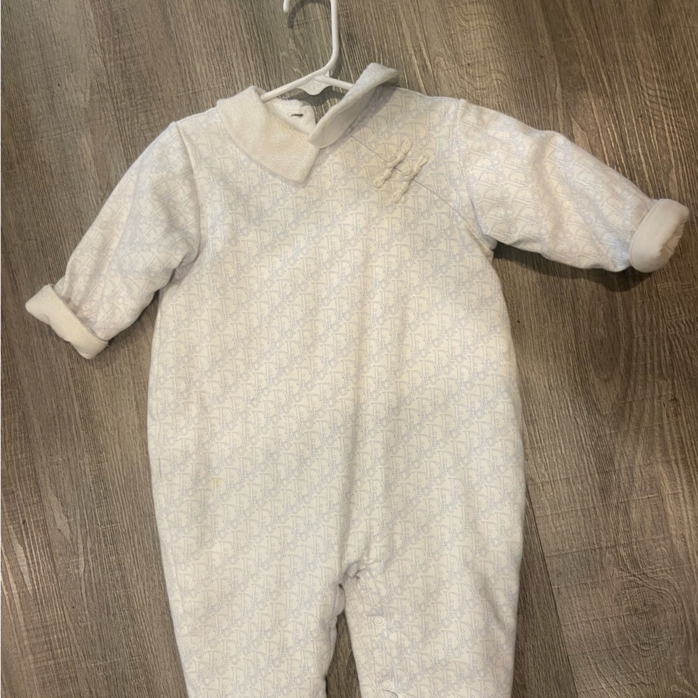 Overalls Dior. White with the logo in light blue. Size 18 months.